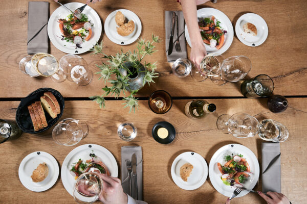 påskebord dækket med glas og laks