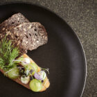 laks med rugbrød og urtedressing