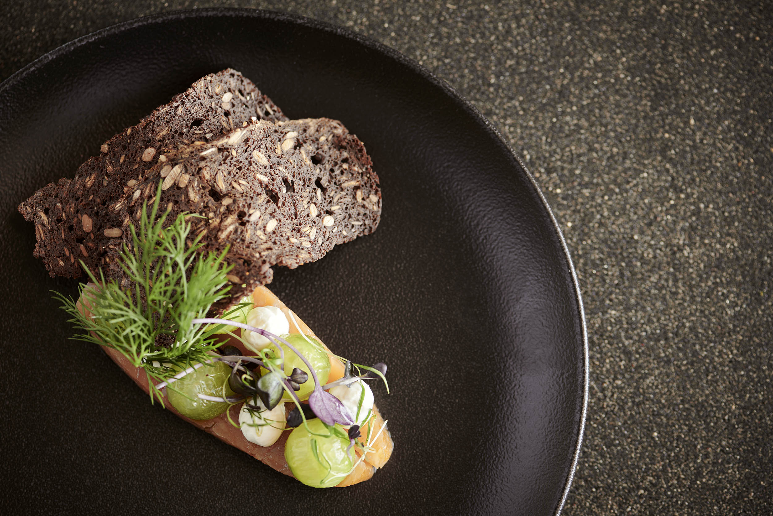 laks med rugbrød og urtedressing