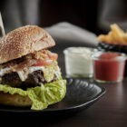 Hjemmelavede Munkebjerg baconcheeseburger syltede løg sennepsmayonnaise med salat og pommes frites