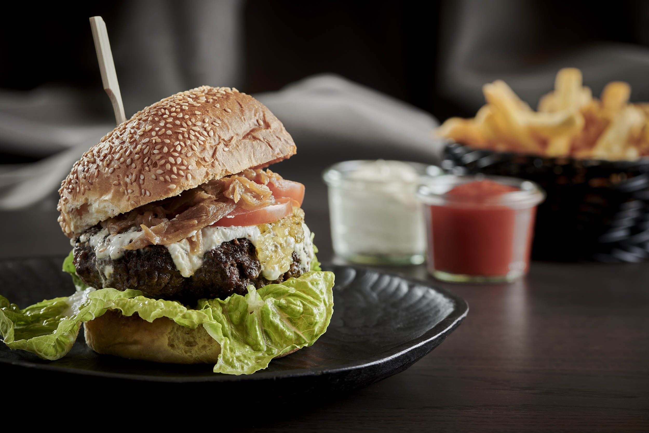 Hjemmelavede Munkebjerg baconcheeseburger syltede løg sennepsmayonnaise med salat og pommes frites