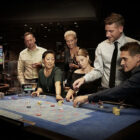 gæster på et casino spiller roulette og drikker champagne