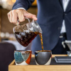 hjemmelavet koblekaffe hældes i kopper