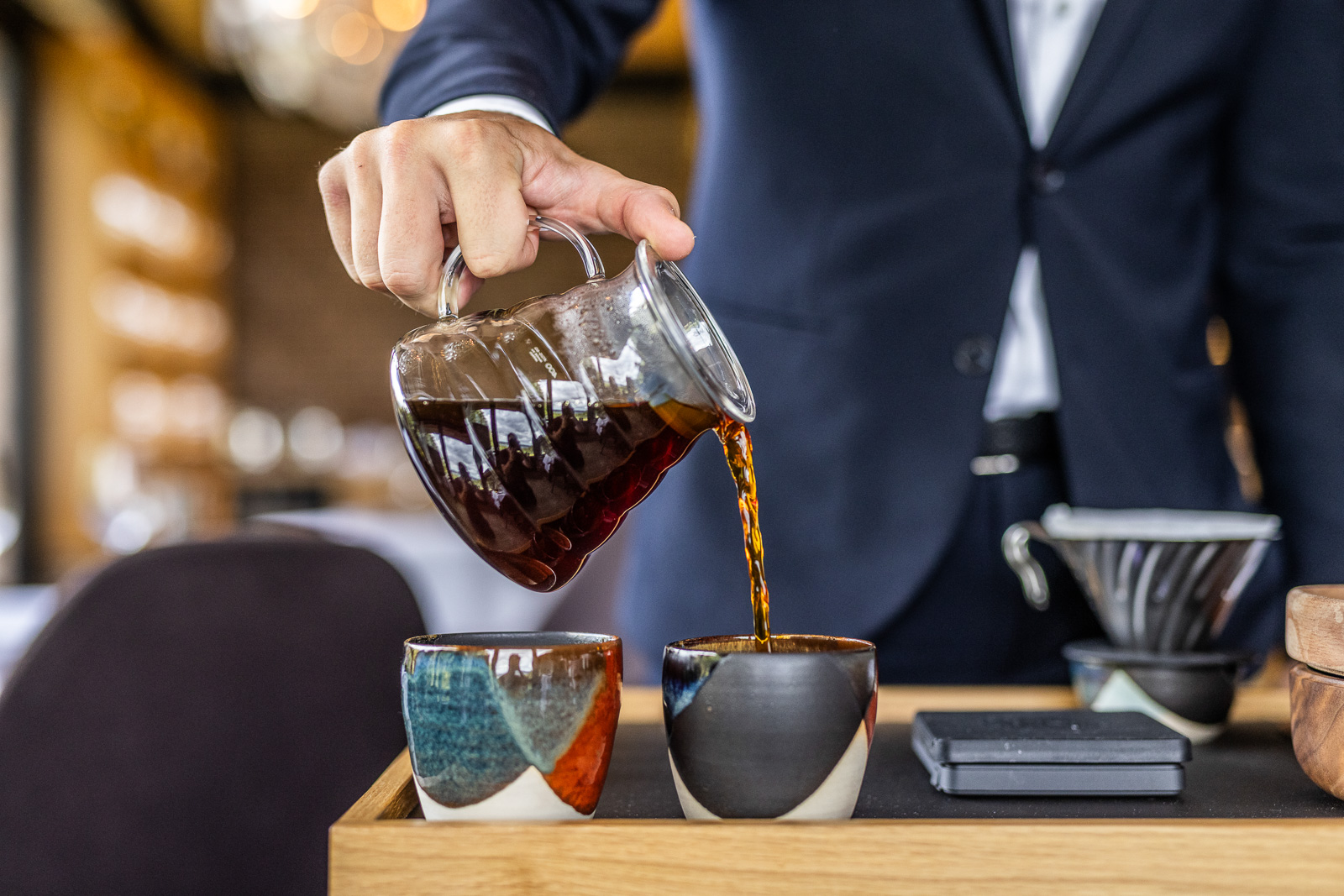 hjemmelavet koblekaffe hældes i kopper