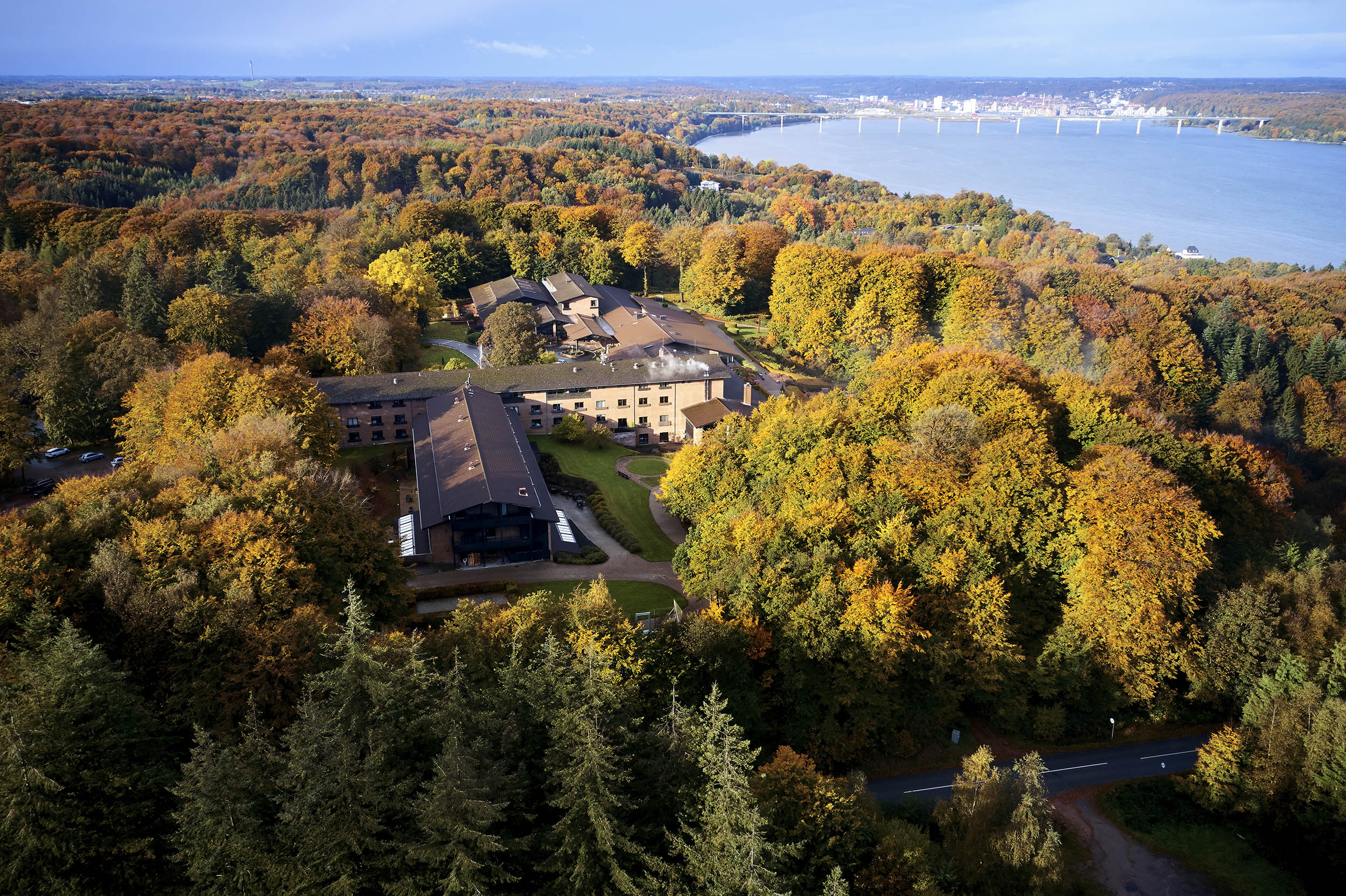hotel ligger midt i skoven med udsigt til vejle fjord