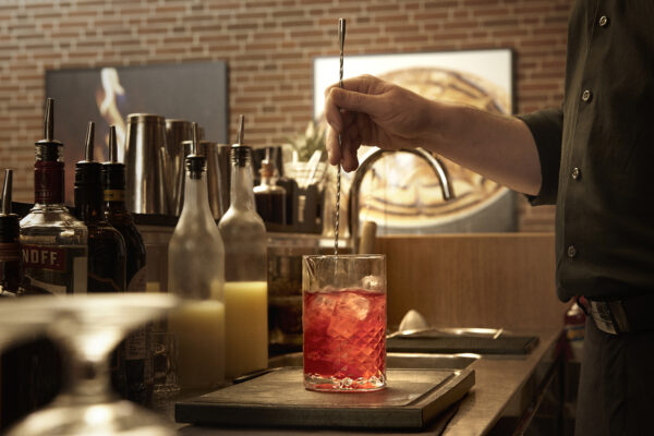 rød cocktail med isterninger