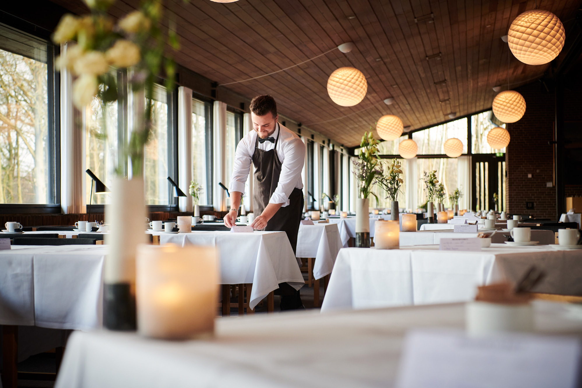 flot opdækket panorama restaurant med hvide duge på munkebjerg hotel
