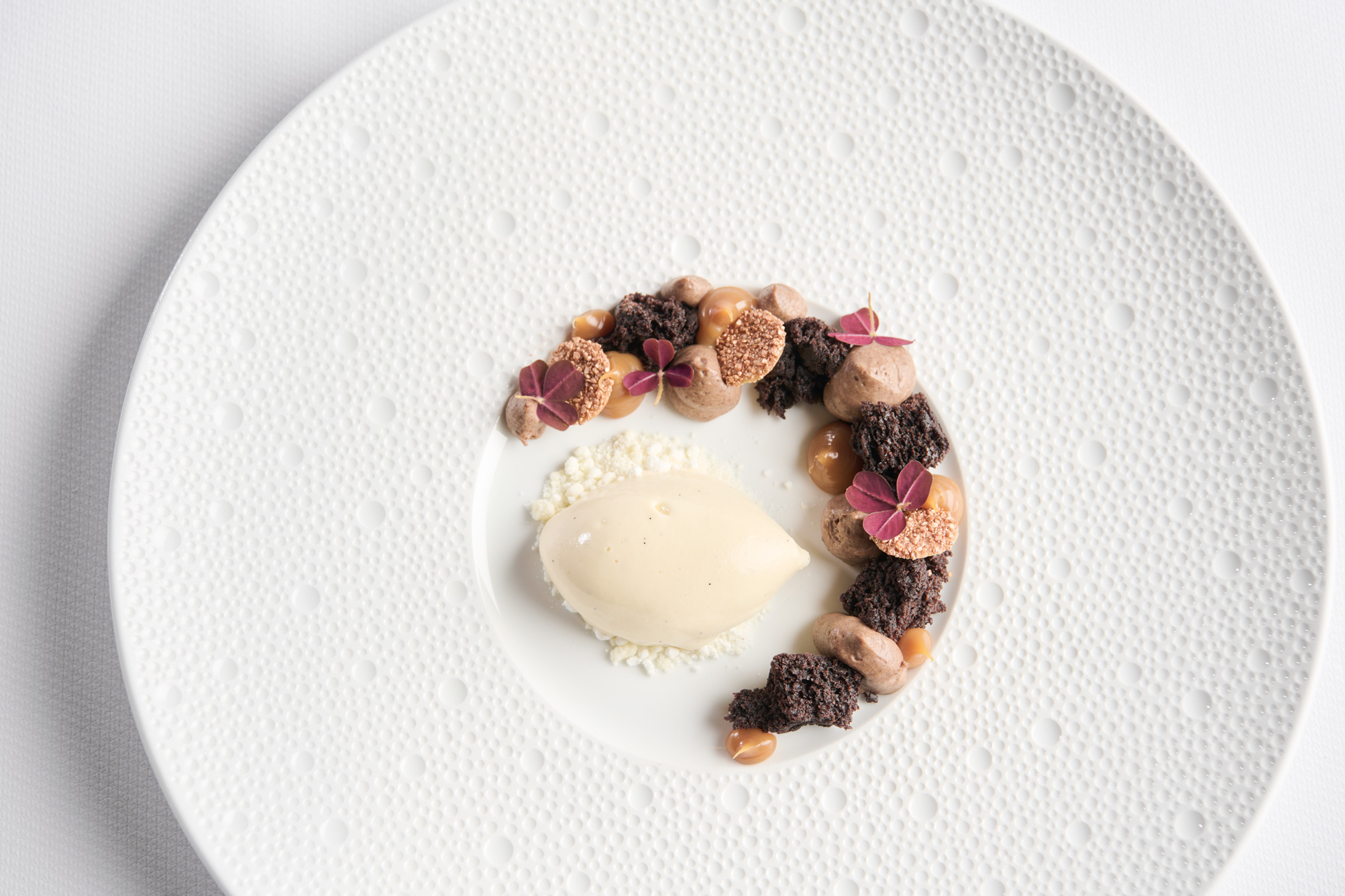 flot isdessert med chokolademousse og vaniljeis på hvid rund tallerken