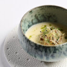 jordskokkesuppe i grøn skål med dild