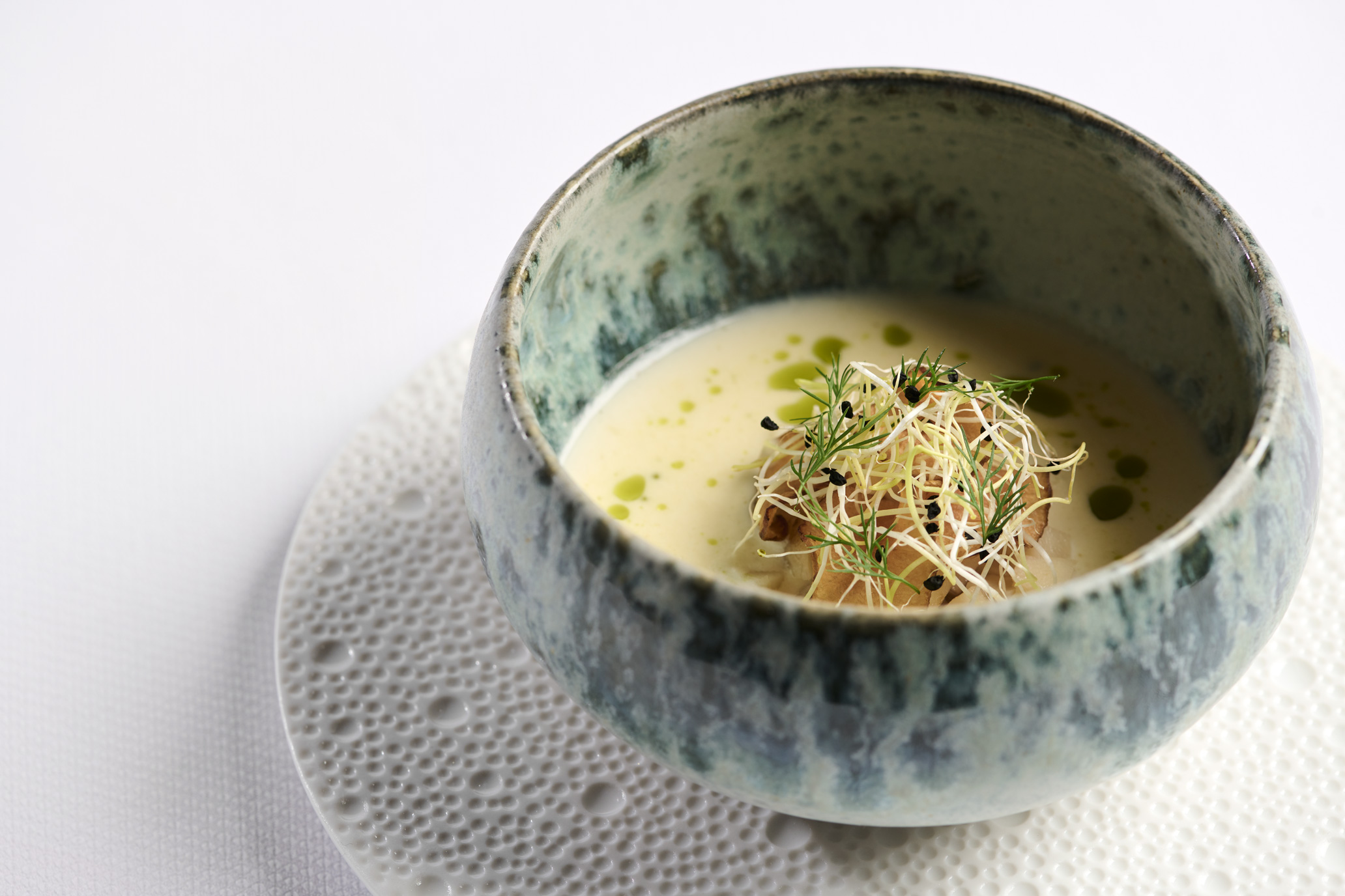 jordskokkesuppe i grøn skål med dild