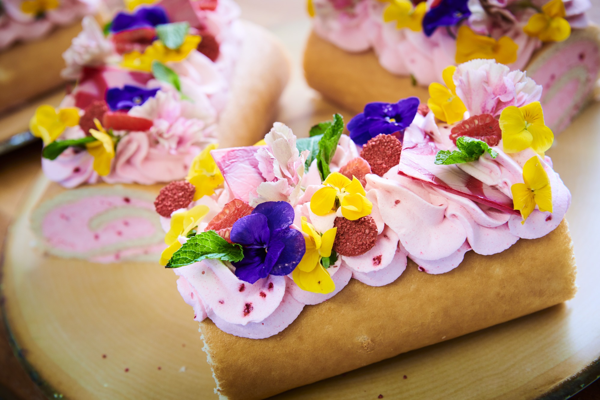 Roulade flot pyntet med blomster i mange farver