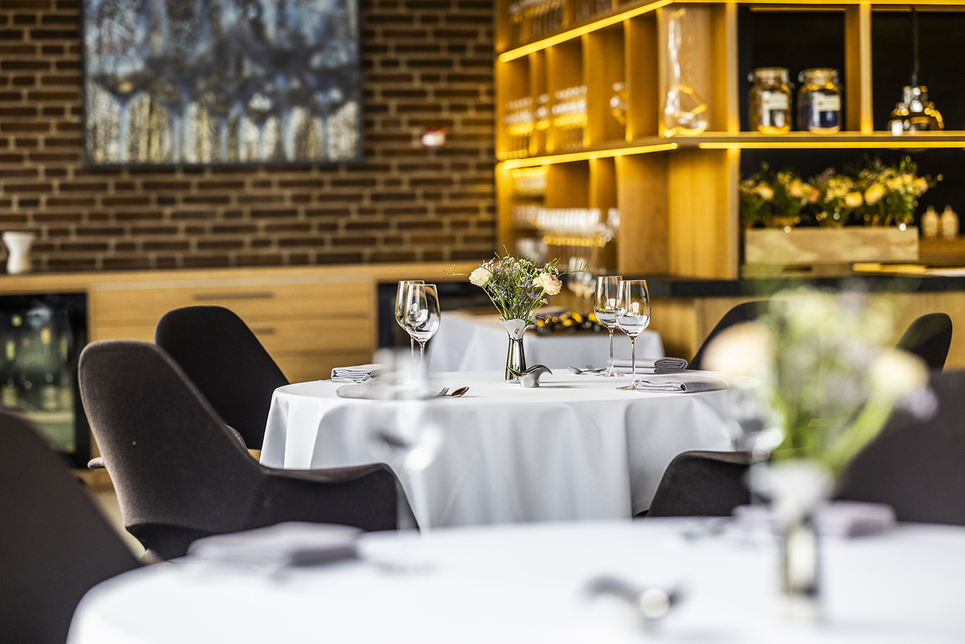 treetop restauranten med blomster på bordene