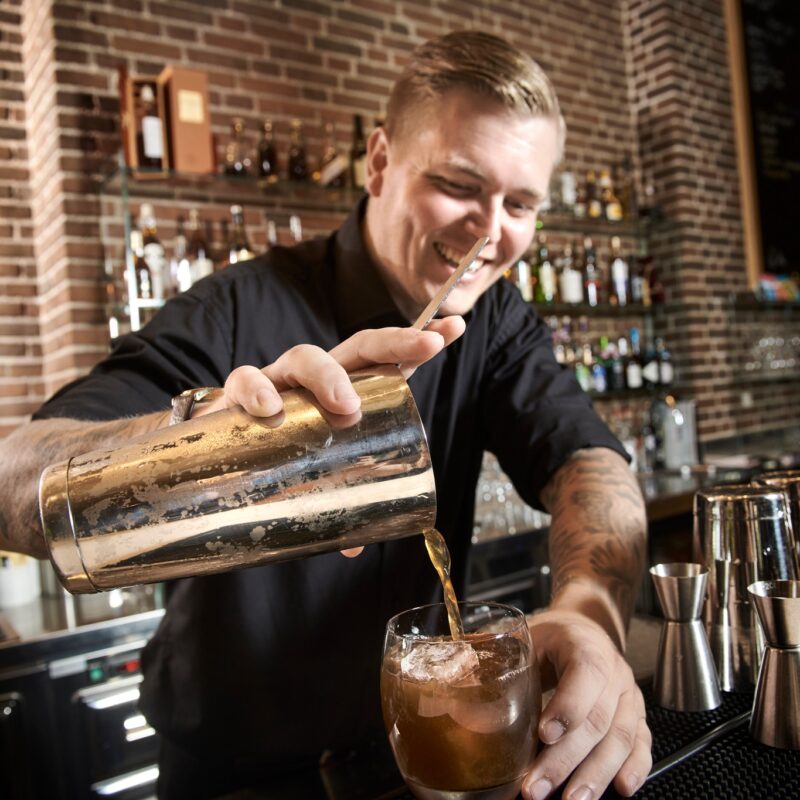 bartenderpå Munkebjerg Hotel lobbybar